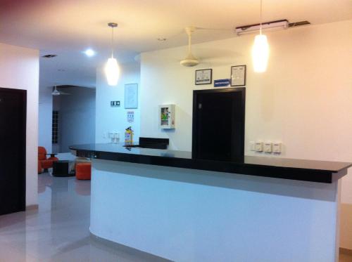 a kitchen with a black counter top in a room at Hotel Cangrejalito in Santa Marta