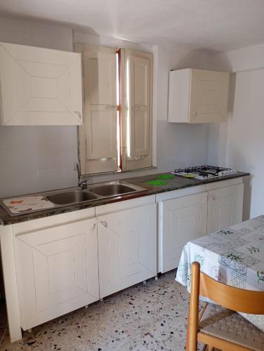 Dapur atau dapur kecil di Le Casette di Nonna Rosa in Fontanarossa Catania Airport