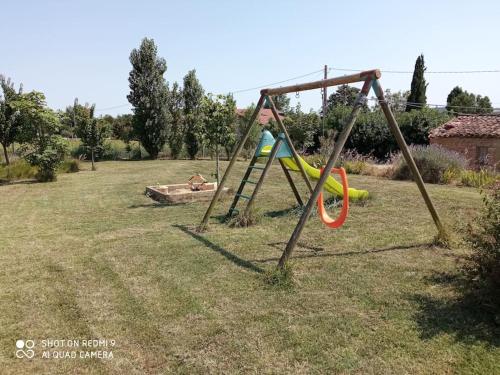 une balançoire dans une cour avec dans l'établissement Maison Lauraguaise parking grand jardin wifi, à Villenouvelle