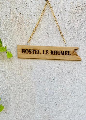 Certificado, premio, señal o documento que está expuesto en Hostel le Rhumel