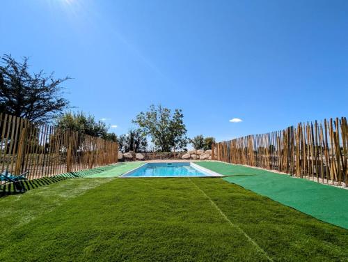 une piscine dans une cour clôturée dans l'établissement la mer rouge domaine de piedjaubert, à Douadic