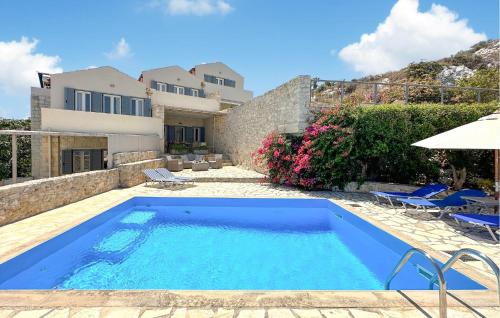 una villa con piscina y una casa en Nice Home In Plaka With House Sea View, en Plaka