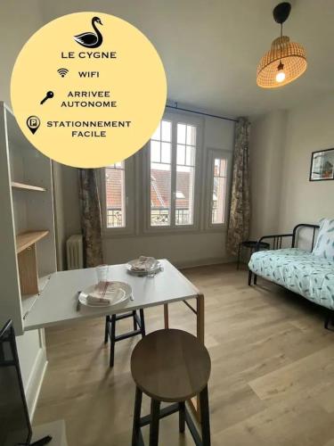 un salon avec une table et un lit dans l'établissement Appartement charmant à Vichy, cosy, 23 m², près des thermes, à Vichy