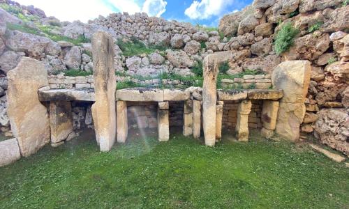 a stone wall with a bunch of rocks at Elegant Apartments with Open Views in Xagħra