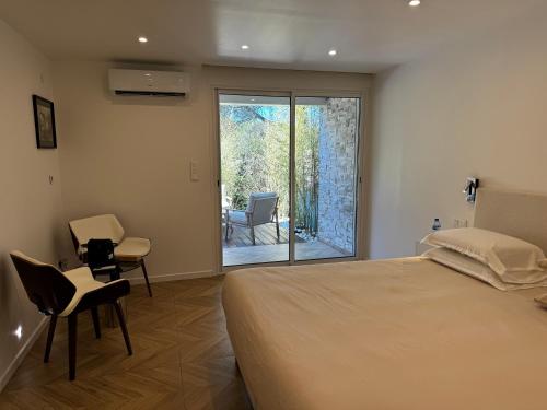 - une chambre avec un lit et une vue sur une terrasse dans l'établissement Suite cap d Agde, au Cap d'Agde