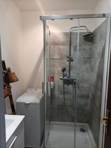 Photo de la galerie de l'établissement A 6mn de Sanary-5mn plage-Wifi-Balcon-Parking, à Six-Fours-les-Plages