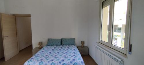 a bedroom with a bed and a window at Appartamento Montesilvano con parcheggio privato in Montesilvano