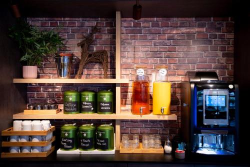 a coffee shop with a brick wall at ibis Styles Strasbourg Nord Palais des Congrès in Schiltigheim
