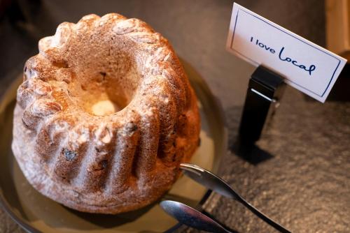 a bundt cake on a glass plate with a i love loaf sign at ibis Styles Strasbourg Nord Palais des Congrès in Schiltigheim