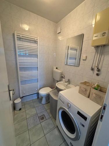 Ένα μπάνιο στο Apartman Laura