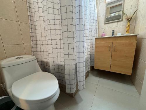 Bilik mandi di Rbkº Acogedora y Rústica en Laguna Verde, Cabaña 4