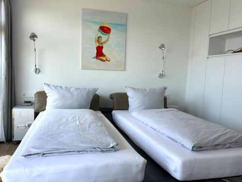 two beds sitting next to each other in a bedroom at Kalfamer Kalfamer 43 in Norderney