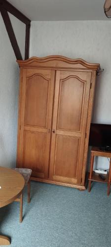 a wooden cabinet in the corner of a room at Pension Romann und Bauernferienhof in Annaburg