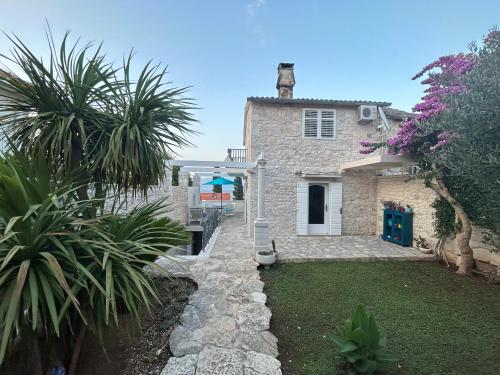Gallery image of House Carmen in Sutivan