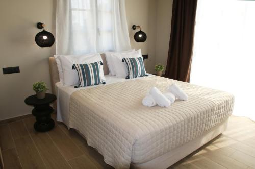Ένα ή περισσότερα κρεβάτια σε δωμάτιο στο Liotopos Villas