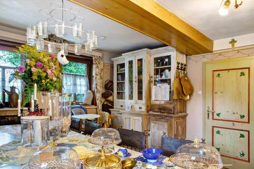 a dining room with a table with glass dishes at Ferienwohnung-Cottage Rhöner Kräute in Buttlar
