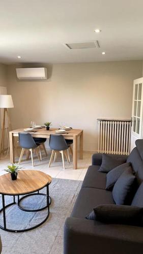 un salon avec un canapé et une table dans l'établissement Maison Calme & Jardin au Bouscat, à Le Bouscat