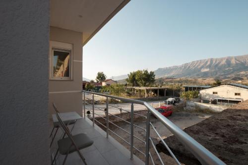 un balcón de una casa con vistas a una montaña en Bliss Hotel, en Gjirokastra