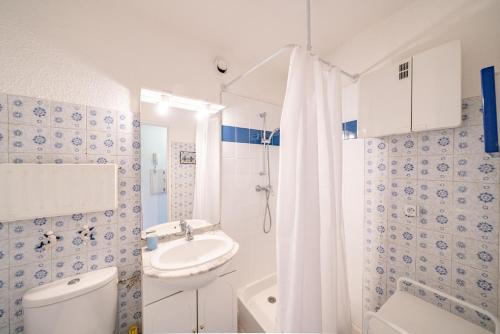 une salle de bain avec un lavabo, des toilettes et une douche dans l'établissement Studio Cannes Marina Jean Bart, à Mandelieu-la-Napoule