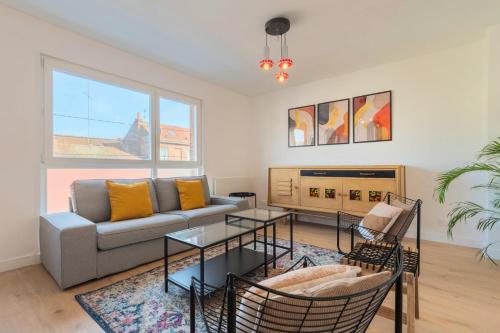un salon avec un canapé et une table dans l'établissement 3 bedroom apartment near CHU and city center, à Lille