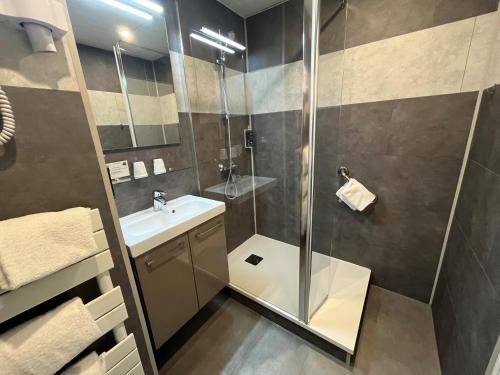 a bathroom with a shower and a sink at Brit Hotel Quimper Nord in Ergué-Gabéric