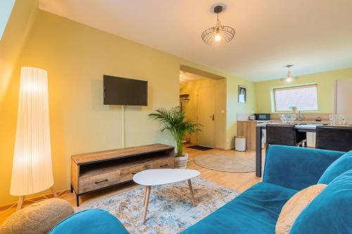 2 bedroom apartment near metro & shops