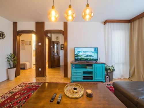 Una televisión o centro de entretenimiento en Apartman Petrovic