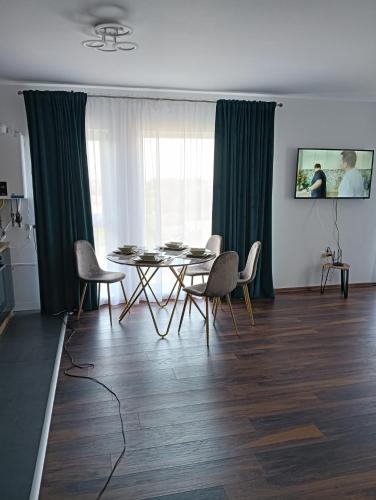 Televisyen dan/atau pusat hiburan di Charlye Apartament