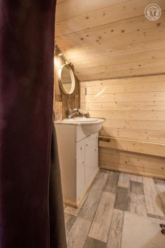 a bathroom with a sink and a mirror at Les inseparables in Saint-Pierre-de-Curtille