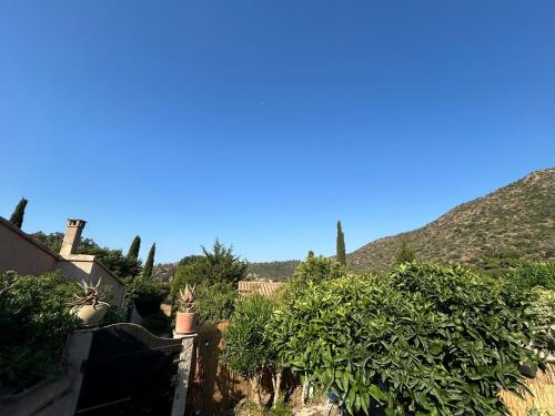 Mazet très calme, dans la colline, plage 10 mins à pied