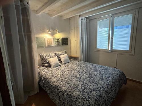 une chambre avec un lit et une fenêtre dans l'établissement Mazet très calme, dans la colline, plage 10 mins à pied, au Lavandou