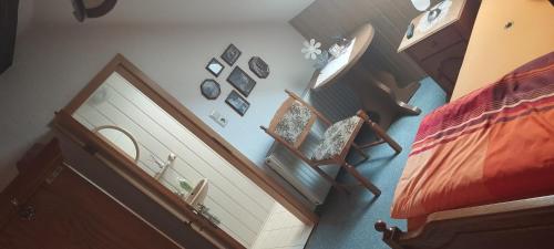 an overhead view of a bedroom with a bed and a chair at Pension Romann und Bauernferienhof in Annaburg