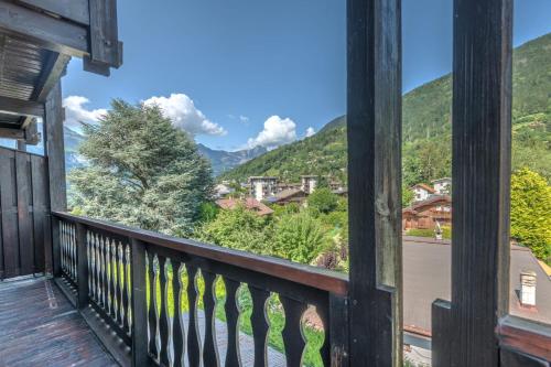 - une vue depuis le balcon d'une maison dans l'établissement Duplex de Miage - Welkeys, à Saint-Gervais-les-Bains