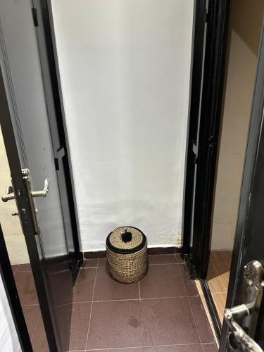 a bathroom with a basket in the middle of a room at Havre de paix au centre de rabat in Rabat