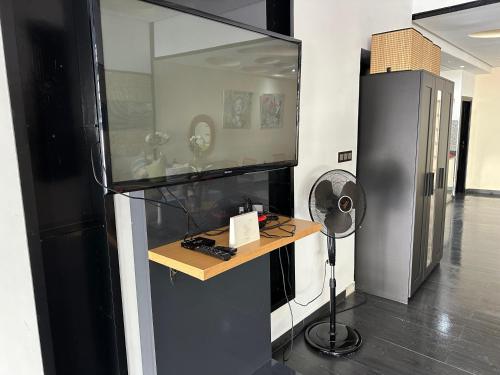 a glass wall with a desk in a room at Havre de paix au centre de rabat in Rabat