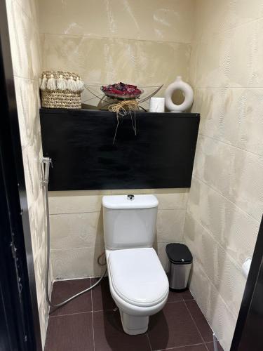 a bathroom with a white toilet in a room at Havre de paix au centre de rabat in Rabat