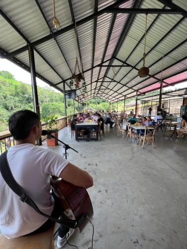 皮塔利托Laguna Guaitipán Ancestral的坐在亭子椅子上的男人