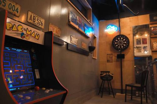 a room with a pinball machine in a room at 秘密基地白子ベース in Shirako