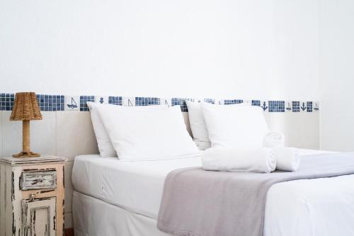 two beds sitting next to each other in a room at Pousada Porto Fino in Cabo Frio