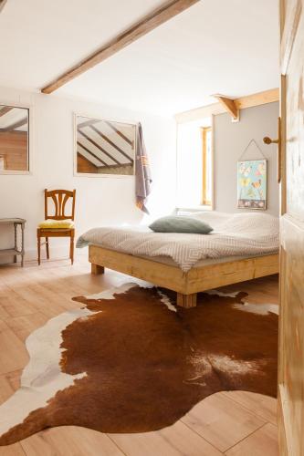 une chambre avec un grand lit dans une pièce dans l'établissement Chambres d'hôtes La Cressonne, à Saint-Seine