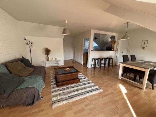 un salon avec un canapé et une table dans l'établissement Apparemment centre historique, à Hennebont