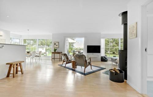 TV a/nebo společenská místnost v ubytování Cozy Home In Roskilde With Wifi