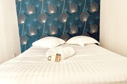 un lit avec une valise en dessus dans l'établissement Studio moderne avec parking - Quartier Montchat, à Lyon