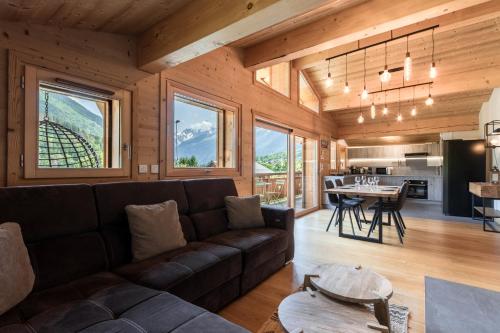 un salon avec un canapé et une table dans l'établissement Les Trabets - Bellevue telecabine - Renove, aux Houches