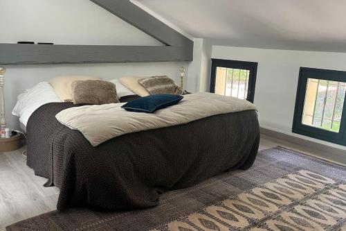 une chambre avec un grand lit dans une pièce dans l'établissement écrin de verdure, à Saint-Rémy-de-Provence