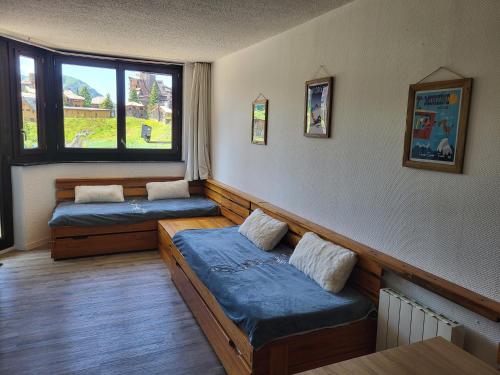 une chambre avec deux lits et une fenêtre dans l'établissement 2 pièces au pied des pistes à Avoriaz Residence les Intrêts, à Morzine