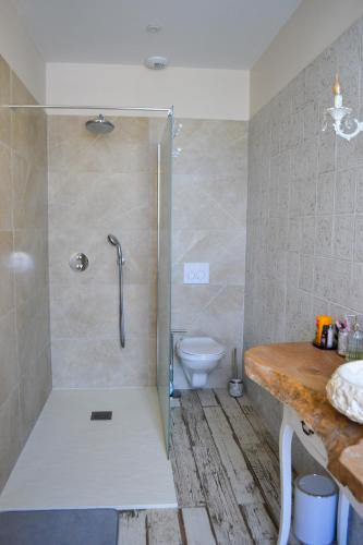 Un baño de A Nouste chambres d'hotes et gite ONLY ADULTS