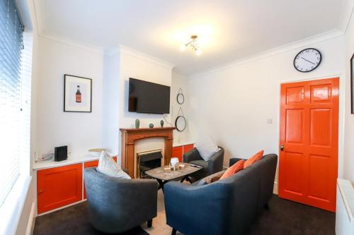 a living room with couches and a table and a tv at Beautiful 3 Bedroom House - Sleeps 5 Free Parking in Longley