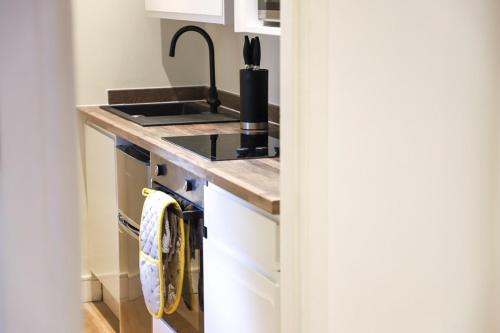 New- Modern 2br Apt Wifi Sleep5 City Centre Image