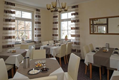 a restaurant with tables and chairs and a mirror at Eichamt in Sigmaringen